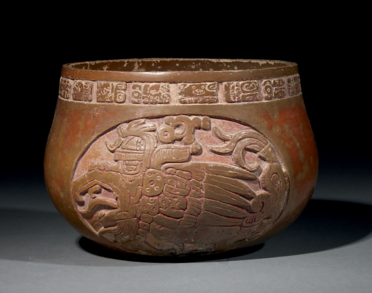 Null 雕刻有神鸟Muan的碗
，还有一扇石刻的门楣
玛雅文化，墨西哥
近代古典主义，公元600-900年C.
陶瓷，有灰褐色的滑液和红色颜料的残余
高11厘&hellip;