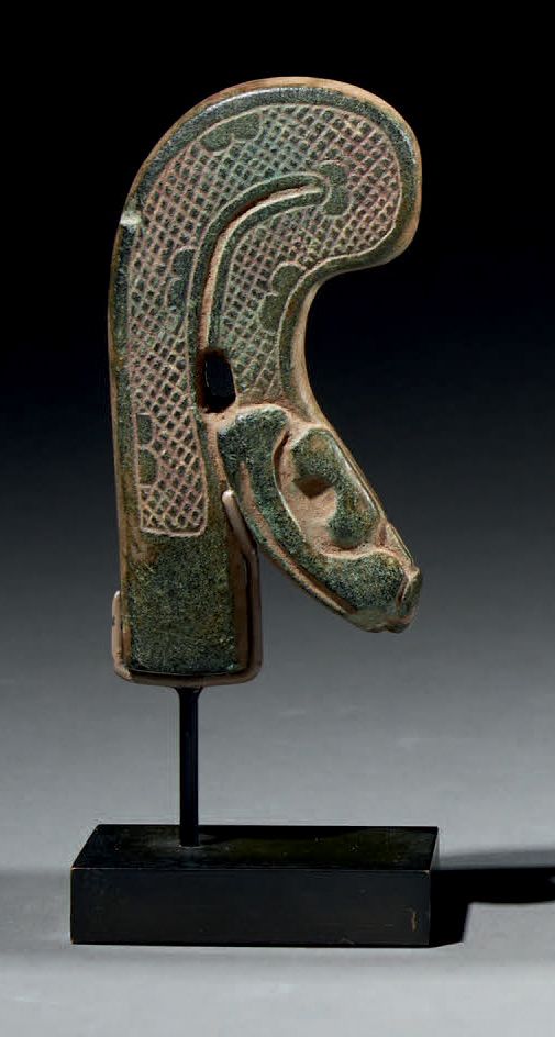 Null Ɵ 蛇形吊坠
IZAPA文化，瓜地马拉
近代前美洲，公元前300年-公元前300年早期
绿色石头上有红色和蓝色颜料的残余
高7.5厘米
出处：
- 美&hellip;