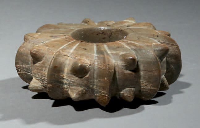 Null Ɵ Salinar mace head, Peru, hard brown-green stone
H. 1 1/4 in