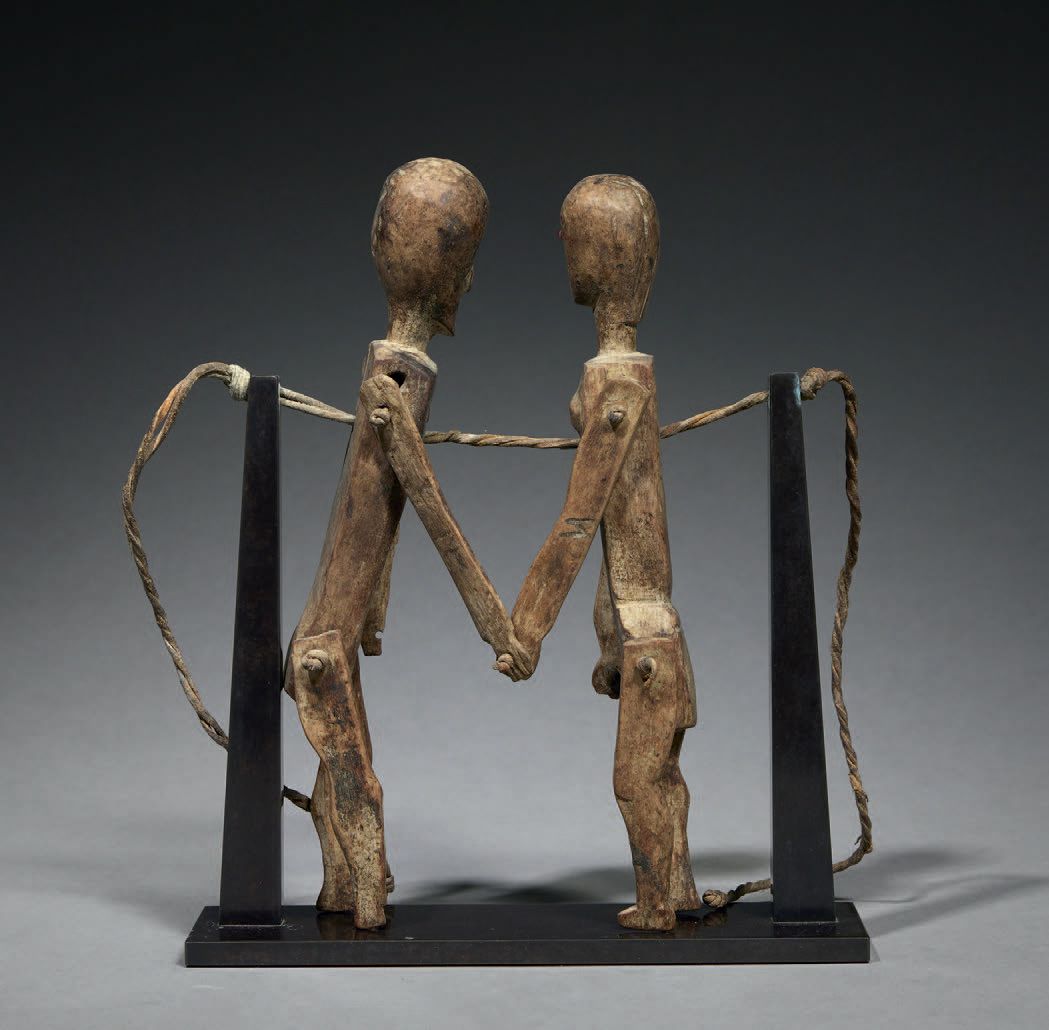 Null 卢古鲁木偶
坦桑尼亚
木头，皮革，珠子 高18.5厘米
两个卢古鲁木偶，表现一对夫妇手拉手。胳膊和腿是铰接的。脸部的特征是雕刻的，眼睛镶嵌着珠子，女性&hellip;
