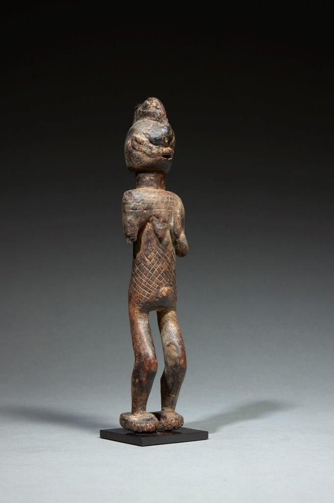 Null Basa-nge雕像
尼日利亚
木头，祭祀材料 高22.5厘米
迷人的女性雕像，头部有纹饰，身体有疤痕。厚厚的使用痕迹证明了它的年龄。巴萨人由几个群体&hellip;