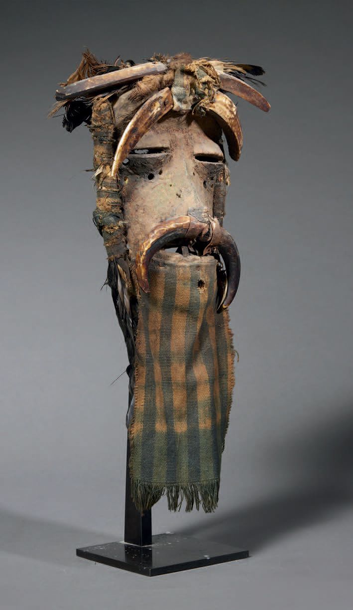 Null Guere mask
Liberia/Côte d'Ivoire
Wood, feathers, textile, warthog tusks
H. &hellip;