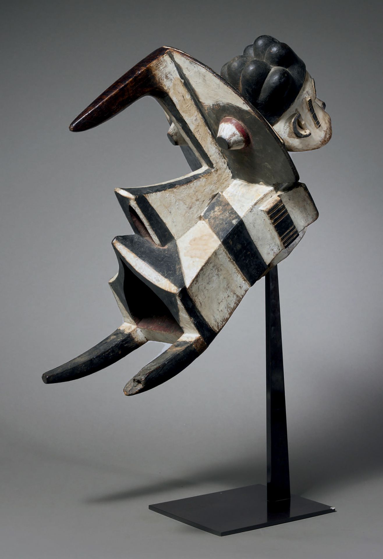 Null Maschera Igbo-Izzi Ogbodo enyi
Nigeria
Legno
H. 36 cm - L. 60 cm
Una masche&hellip;