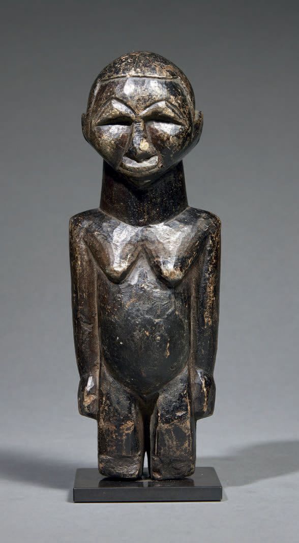 Null 洛比雕像
布基纳法索
石头
高16厘米
罕见的石头洛比雕像，显示一个站立的人物，手臂沿着身体。面部特征很好。深色的铜锈。