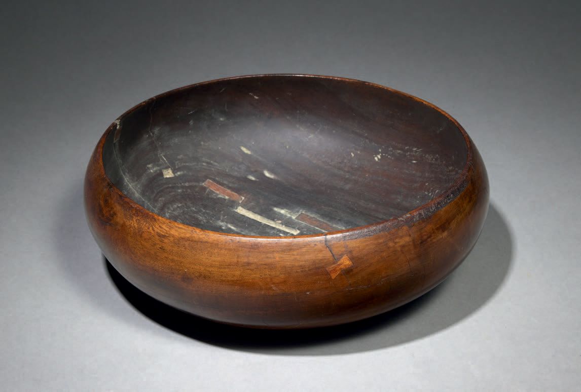 Null Bowl
Hawaii
Wood
H. 12 cm - Diam. 30 cm
Provenance :
- Nucko Weight Collect&hellip;