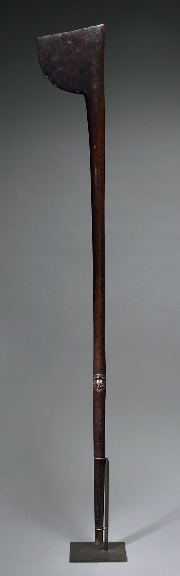 Null 毛利Tewhatewha俱乐部
新西兰 木头，贝壳
高130厘米
长圆柱形手柄的轴支撑着一个风格化的提基头。
武器的顶部，呈四分之一圆的形状，有一个孔&hellip;