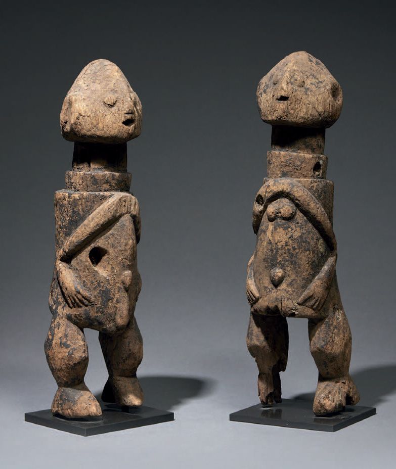 Null Tchamba夫妇
多哥
木制，高28.5和29厘米
Tchamba夫妇的雕像，有造型的人物。锥形的头靠在一个圆柱形的半身像上。手臂和肩膀被示意性地表&hellip;