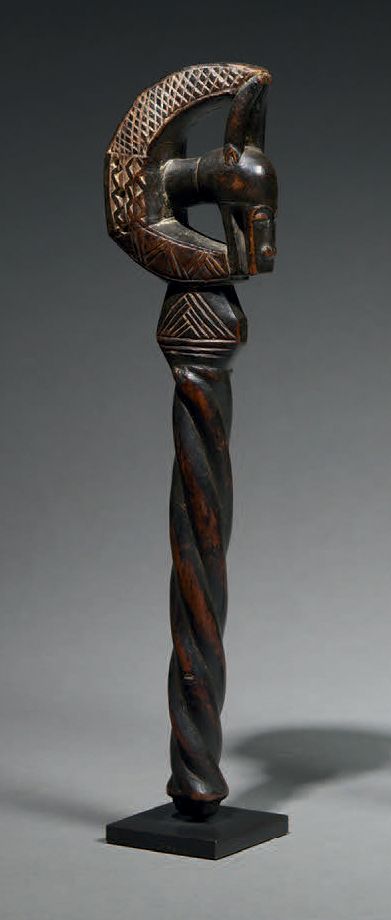 Null Baule音乐锤
象牙海岸
木头
高25厘米
出处：
- Galerie Yann Ferrandin
音乐锤有扭曲的手柄，顶部雕刻着一个bonu a&hellip;