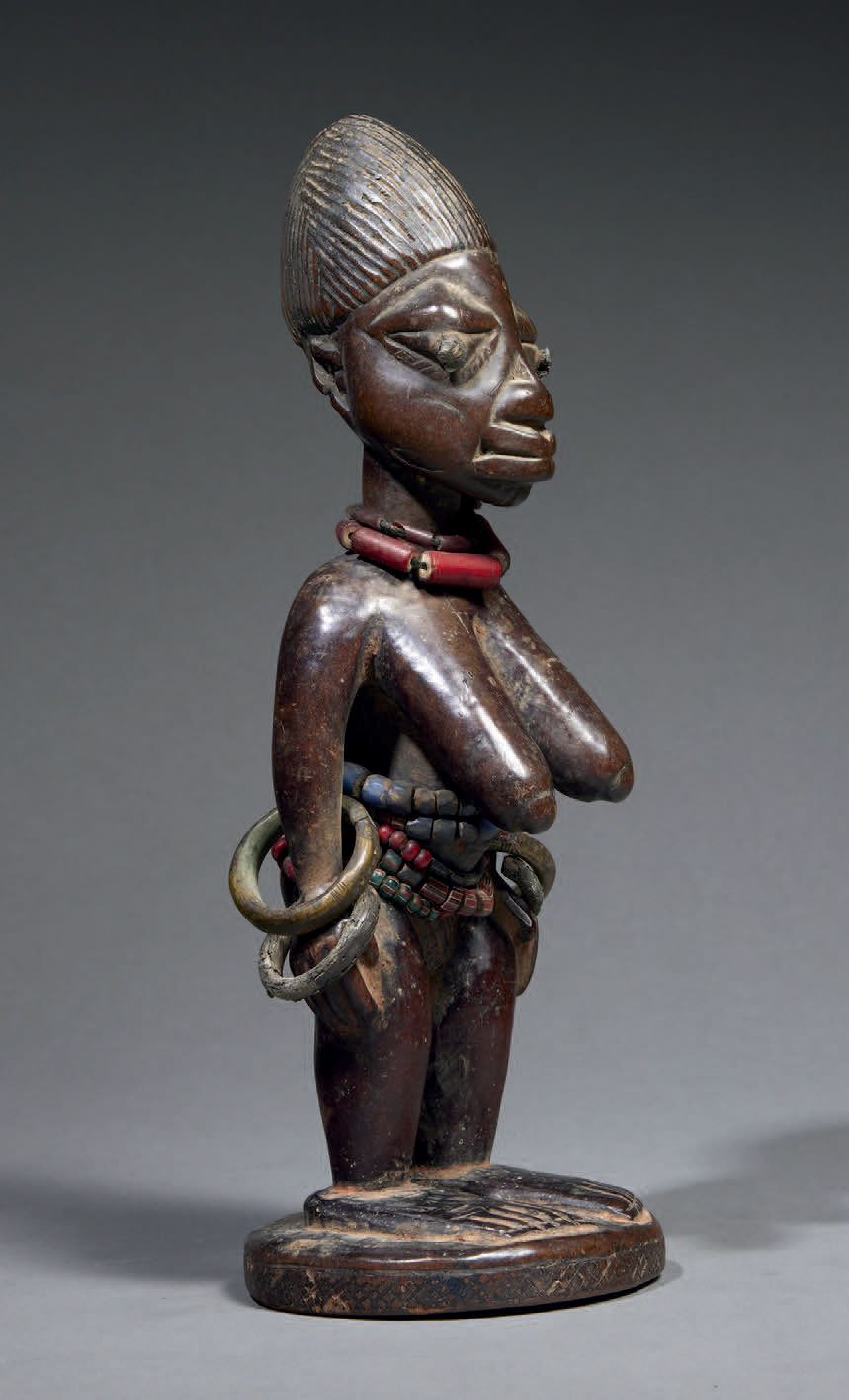 Null Yoruba Ibeji-Statuette
Nigeria
Holz, Nägel, Perlen H. 26,5 cm
Ibeji-Statuet&hellip;