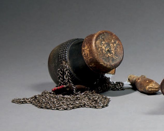 Null Massai powder flask
Kenya
Cattle horn, leather, metal, glass beads
H. 9 cm
&hellip;