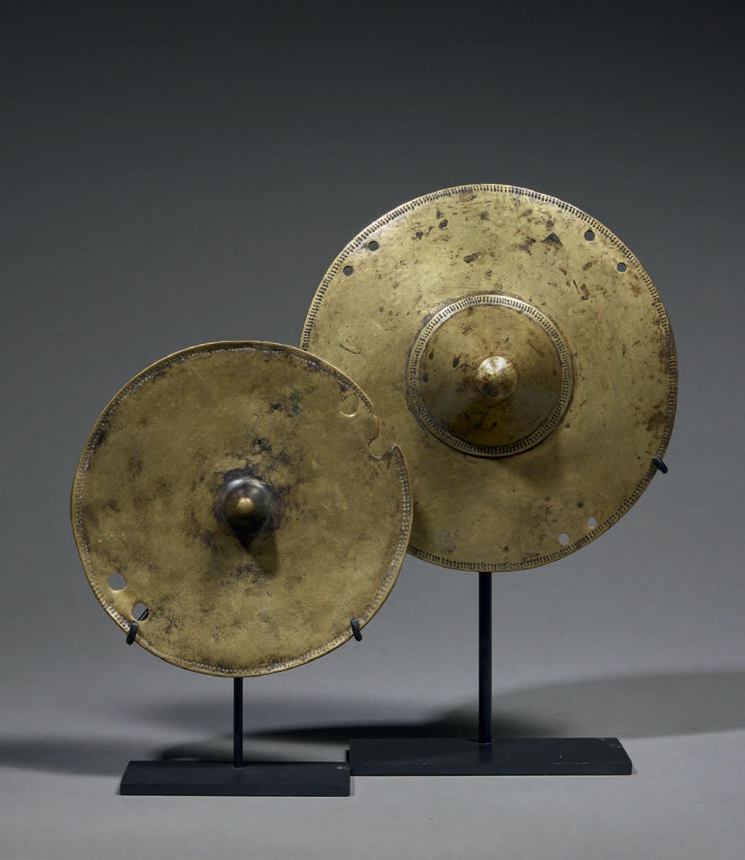 Null 两件康索装饰品
埃塞俄比亚
青铜器
直径15.5和17厘米
形状像一个圆盘，中间有一个圆锥形的附属物。周围有一个雕刻的装饰。一系列的穿孔被用来固定装饰&hellip;