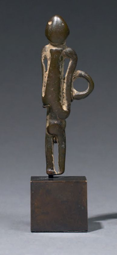 Null Lobi吊坠
布基纳法索
青铜，高6.5厘米
出处：
- Galerie Maine Durieu
吊坠代表一个站立的人物，特征被处理掉了，左臂上嫁接&hellip;