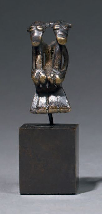 Null Colgante Koulango
Costa de Marfil
Bronce, H. 3,5 cm
Procedencia :
- Galerie&hellip;