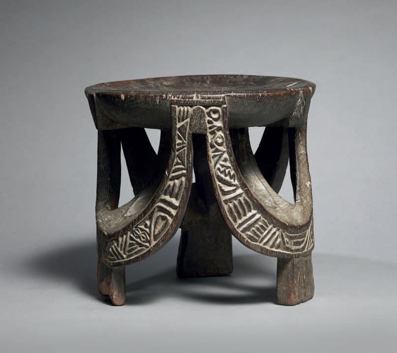 Null Kwéré凳子
坦桑尼亚
木头
高21厘米
Kwéré凳子有一个厚厚的圆盘状的座位，由三个刻有几何图案的蜿蜒的腿支撑。美丽的使用光泽。