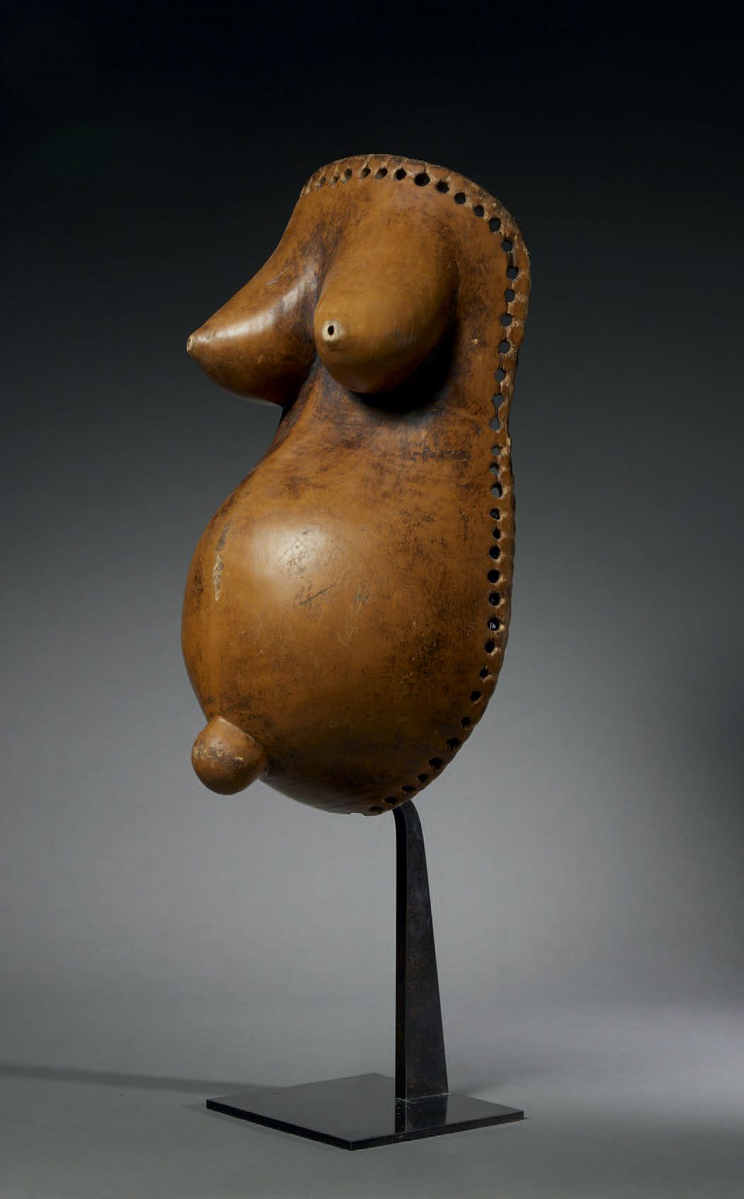 Null 马孔德肚皮面具
莫桑比克
木头
高45.5厘米
女性身体面具是启动仪式的一个重要部分。它们代表了一个年轻的孕妇，通常雕刻有肿胀的腹部和丰满的乳房，并饰&hellip;