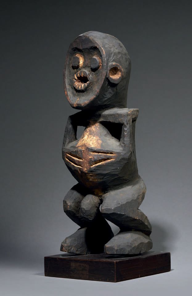 Null 曼比拉雕像 尼日利亚
木头
高33.5厘米
雕塑代表一个拟人化的人物，其风格是曼比拉艺术的特点。脸部是由一个球形的头颅切出来的。灵活的手臂在腹部相遇，&hellip;