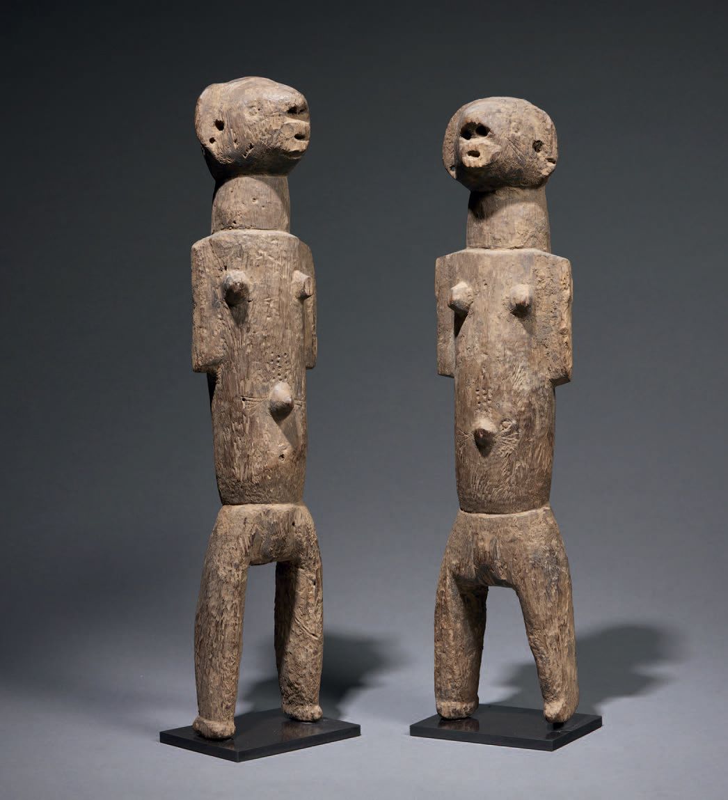 Null 洛索夫妇
多哥
木头
高37和38厘米
一对洛索雕像，具有象形的人物。他们被显示为沿身体短距离站立，腿部弯曲，下巴高昂。他们的身体上布满了疤痕。