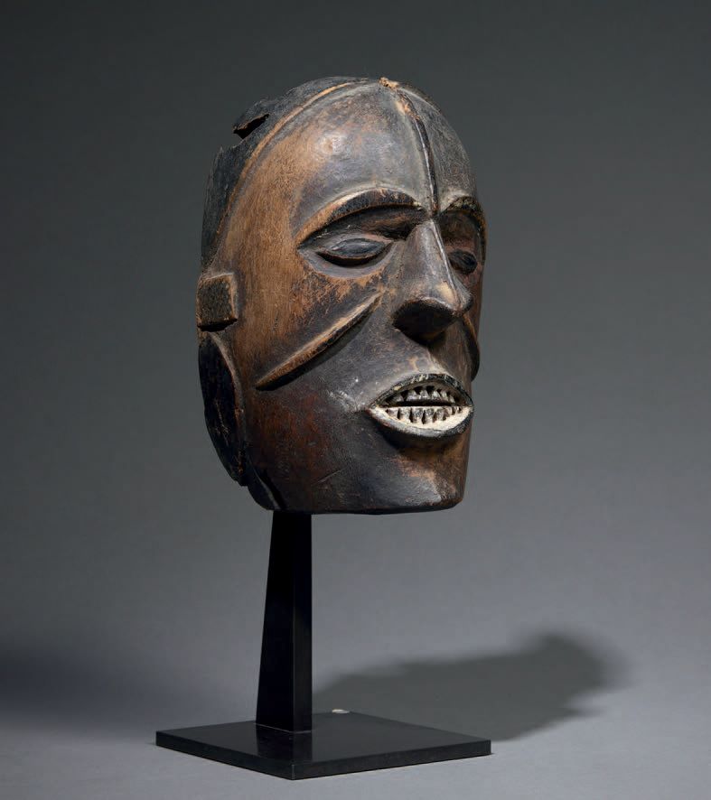 Null Bokyi头像
尼日利亚
木头
高18.5厘米
这个木头头像是一个舞蹈的徽章，最初装有一个篮子来固定在舞者的头上。这座十字河雕塑的使用背景和确切出处都&hellip;