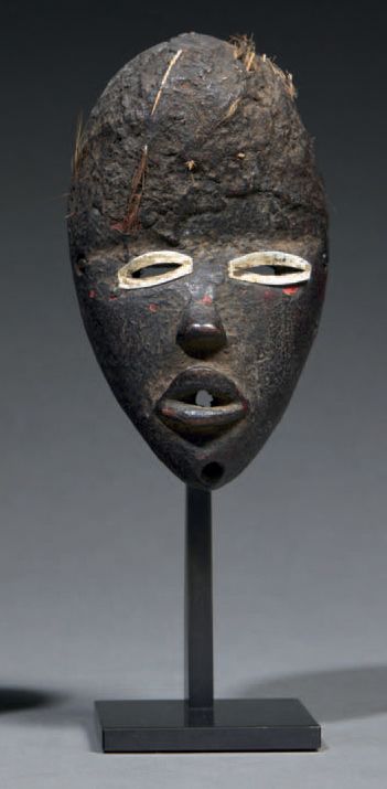 Null Dan-Pass-Maske
Elfenbeinküste
Holz, Aluminium
H. 10,5 cm
Miniatur-Dan-Maske&hellip;