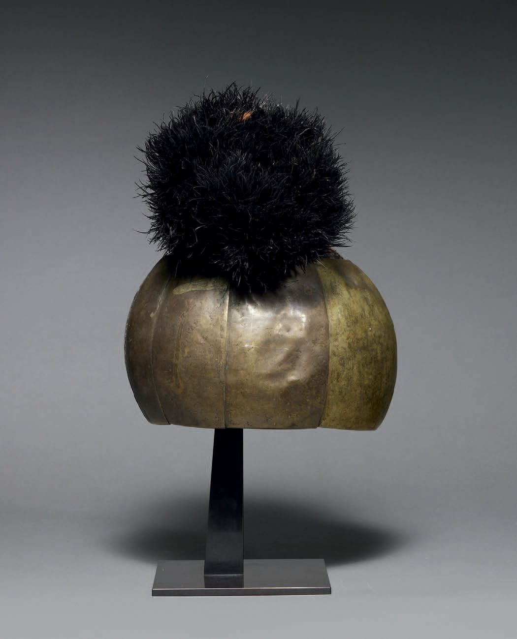 Null Lotuko/Luntu头盔
苏丹
黄铜，羽毛，纤维，土
高29厘米（带绒球）
苏丹南部的战士头盔，由黄铜，鸵鸟羽毛，纤维和土制成。黄铜板能有效地保护&hellip;