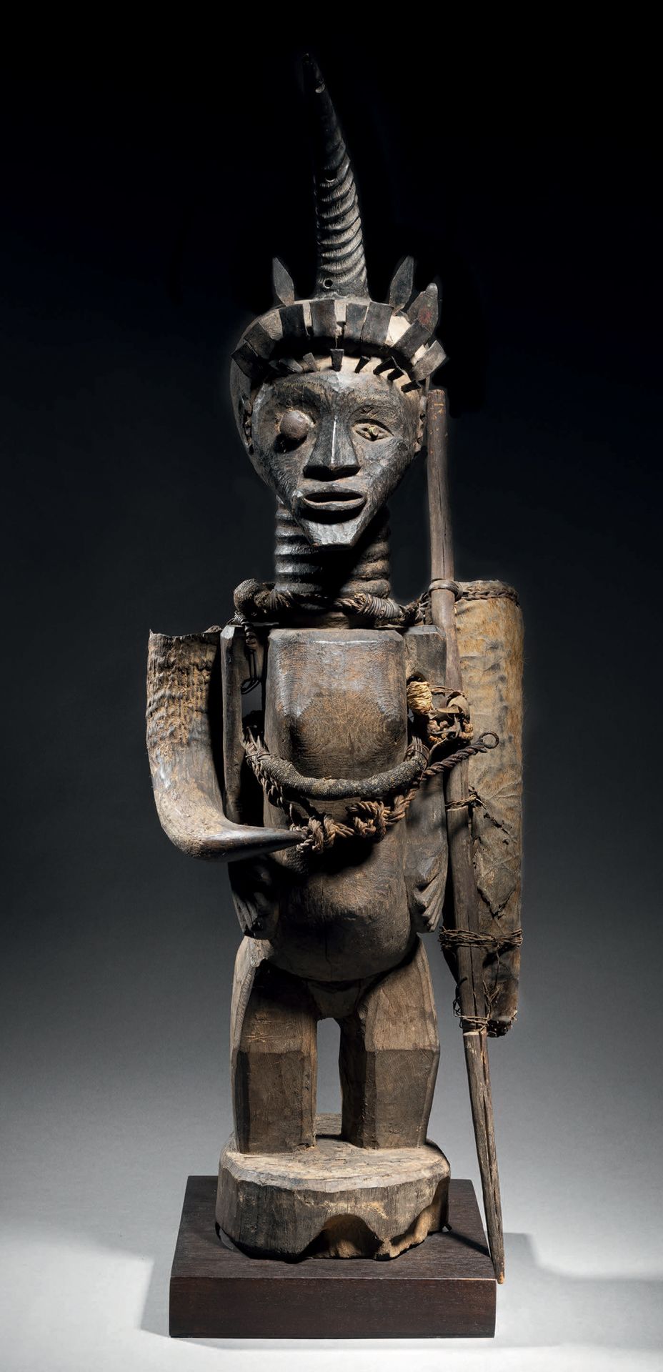 Null 宋耶雕像
刚果民主共和国
木头，金属，角，皮革，植物纤维 高92.5厘米
出处：
- Alain de Monbrison，巴黎
- Allan St&hellip;