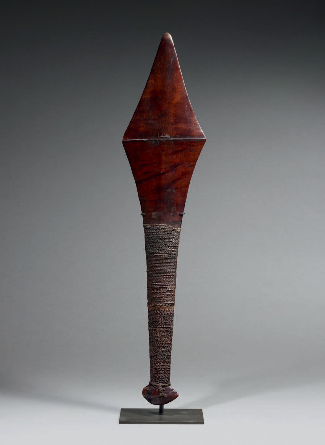 Null Supe俱乐部
所罗门群岛，马莱塔
木头，植物纤维 长71.5厘米
来自马莱塔的古老俱乐部，形状是一个拉长的钻石，用美丽的木头雕刻，有明显的脉络。武器&hellip;