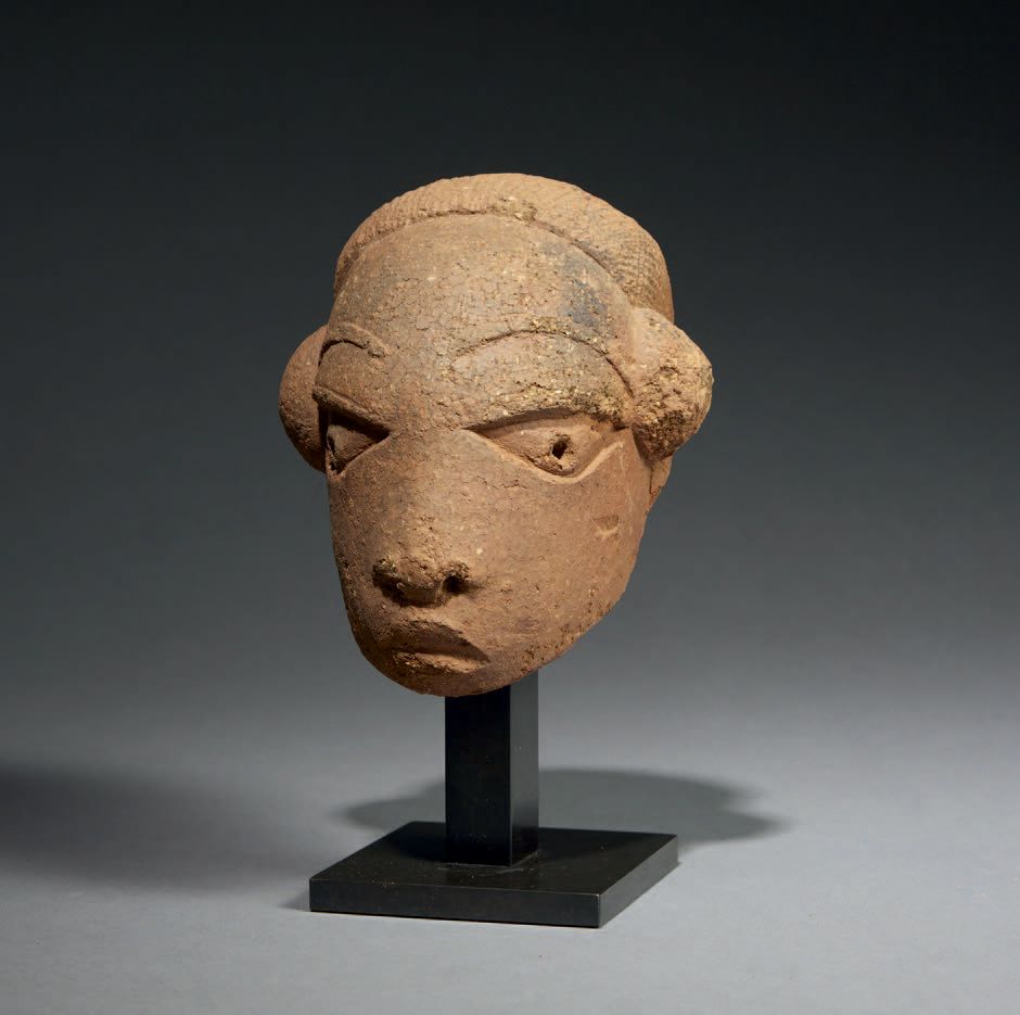 Null Tête Nok
Nigéria 500 av. J.-C. - 500 ap. J.-C.
Terre cuite
H. 13,5 cm
Prove&hellip;