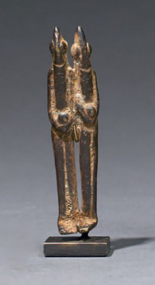 Null Dogon-Anhänger
Mali
Bronze, H. 5 cm
Provenienz:
- Galerie Maine Durieu
Anhä&hellip;