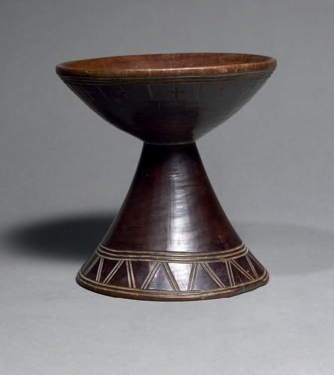Null 奥罗莫杯
埃塞俄比亚
木头
高17.5厘米
半球形的木杯，放在一个圆锥形的脚上。上面刻有由几何形体组成的装饰。美丽的古铜色趋向于红色。