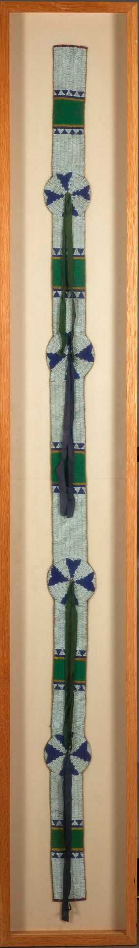 Null 珠条
Plains, USA
皮肤，珠子和织物
高167厘米 - 宽8.5厘米
呈现在一个框架中 高183厘米 - 宽27.5厘米
出处：
- 私人收&hellip;
