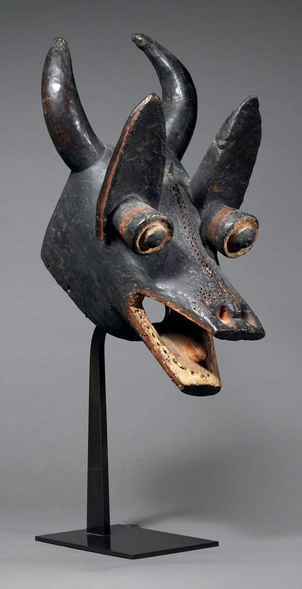 Null Mambila helmet-mask Nigeria
Wood
H. 33 cm - L. 40 cm
The zoomorphic Mambila&hellip;