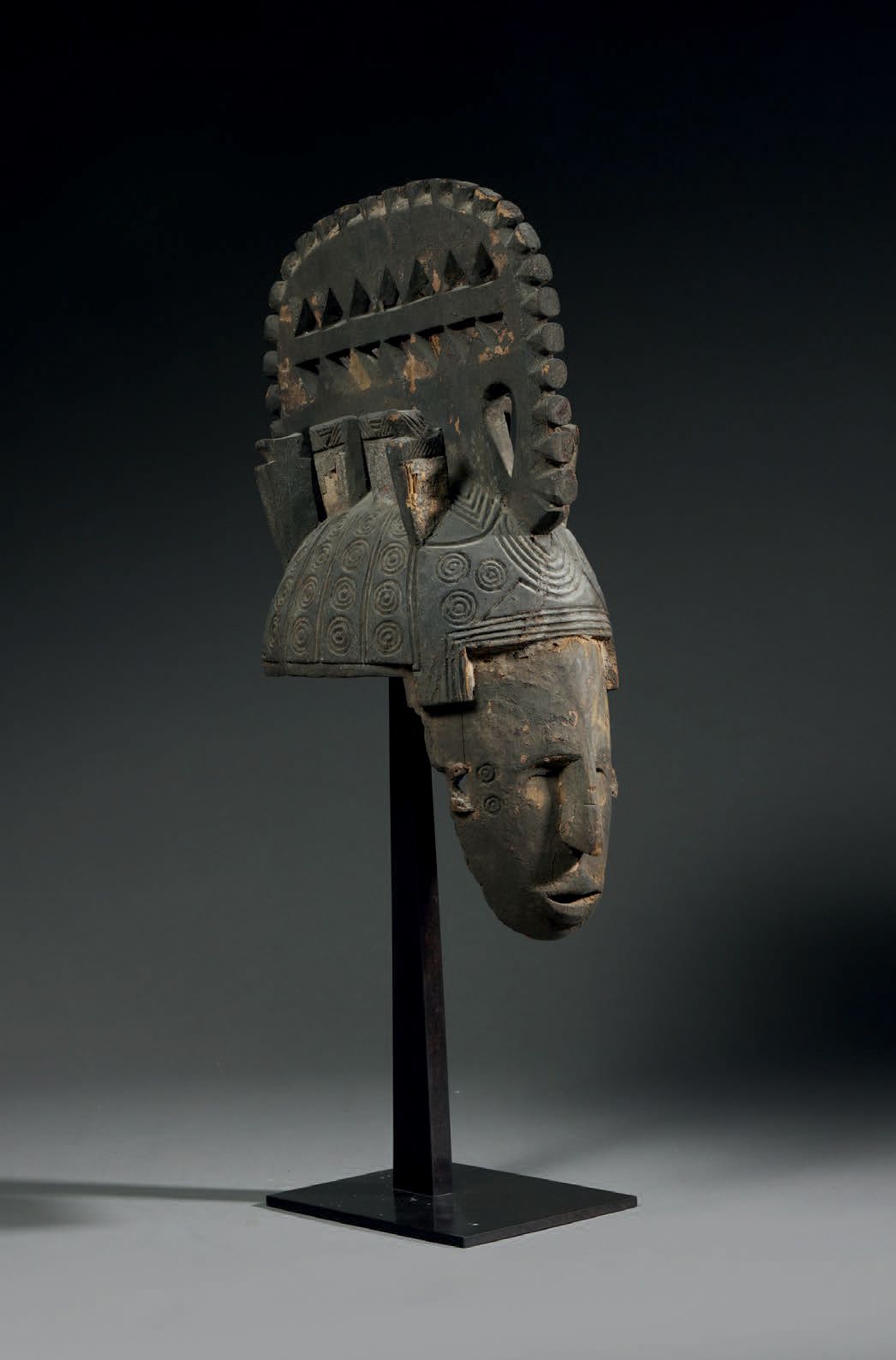Null 伊格博Mmwo面具
尼日利亚
木头
高45厘米
面具-头盔描绘了一张人脸，上面有一个壮观的镂空冠状头饰，两侧有梳子。作为伊格博艺术的特征，这种类型的面&hellip;