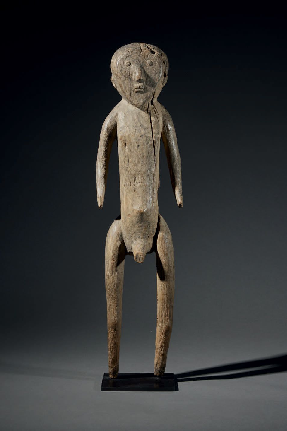 Null Gurmanche雕像
布基纳法索
木头
高58.5厘米
一个大型的象形雕像，是一个站立的男性形象，他的手臂从身体上伸出来。伤痕累累的面部表情引人注目&hellip;