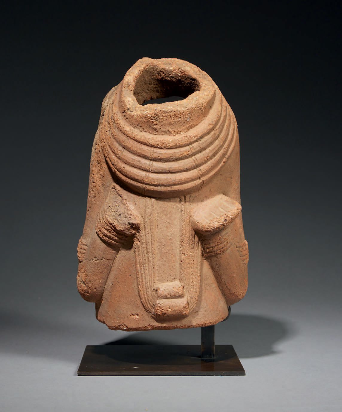 Null Statue Nok
Nigéria 500 av. J.-C. - 500 ap. J.-C.
Terre cuite
H. 25 cm
Prove&hellip;