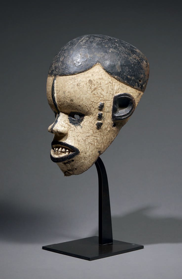 Null 伊多玛面具
尼日利亚
木头
高26厘米
在伊多玛人中有许多发白的面具，特别是在奥托比地区，这表明与死者和神灵的世界有关系。额部正中的疤痕、太阳穴上的阶&hellip;