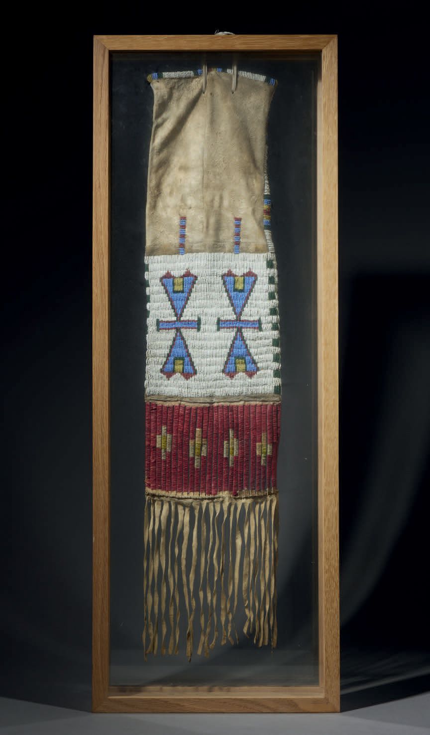 Null 烟斗袋
Lakota Sioux或邻居，美国平原地区
皮革，珠子，毛笔
高45厘米 - 宽17厘米
呈现在一个框架中 高90厘米 - 宽32厘米
出处&hellip;