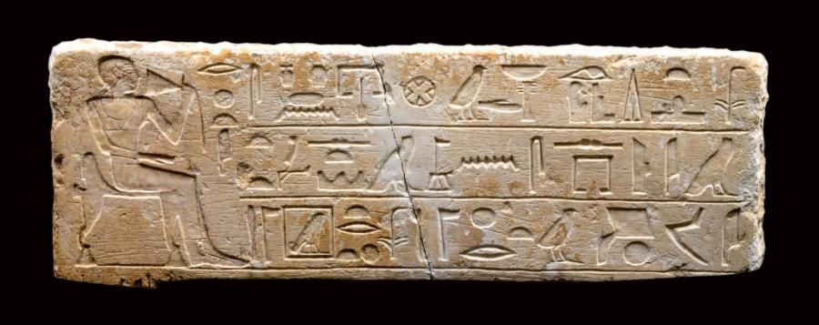 Null Bas-relief au nom de la prêtresse d'Hathor Rekhti. Linteau de fausse-porte &hellip;