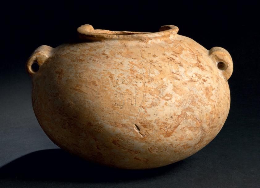 Null Vase au nom du roi Hor-Aha. Vase à panse sphérique munie de deux anses perc&hellip;