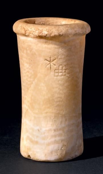 Null Vase au nom de Hetep-Neith. Vase cylindrique à panse légèrement concave, gr&hellip;