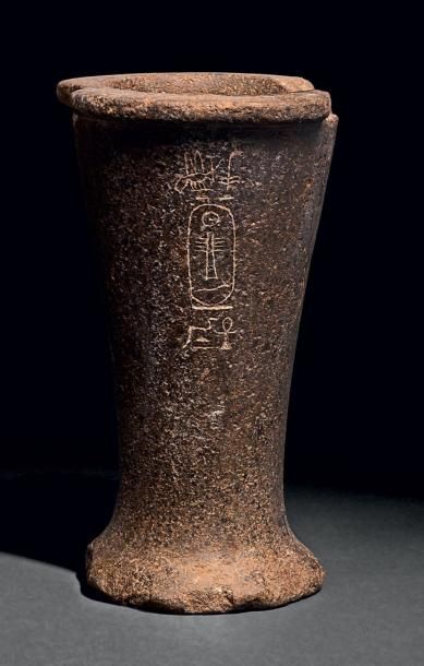 Null Vase au nom du roi Didoufri. Vase à panse tronconique et à pied élargi, gra&hellip;