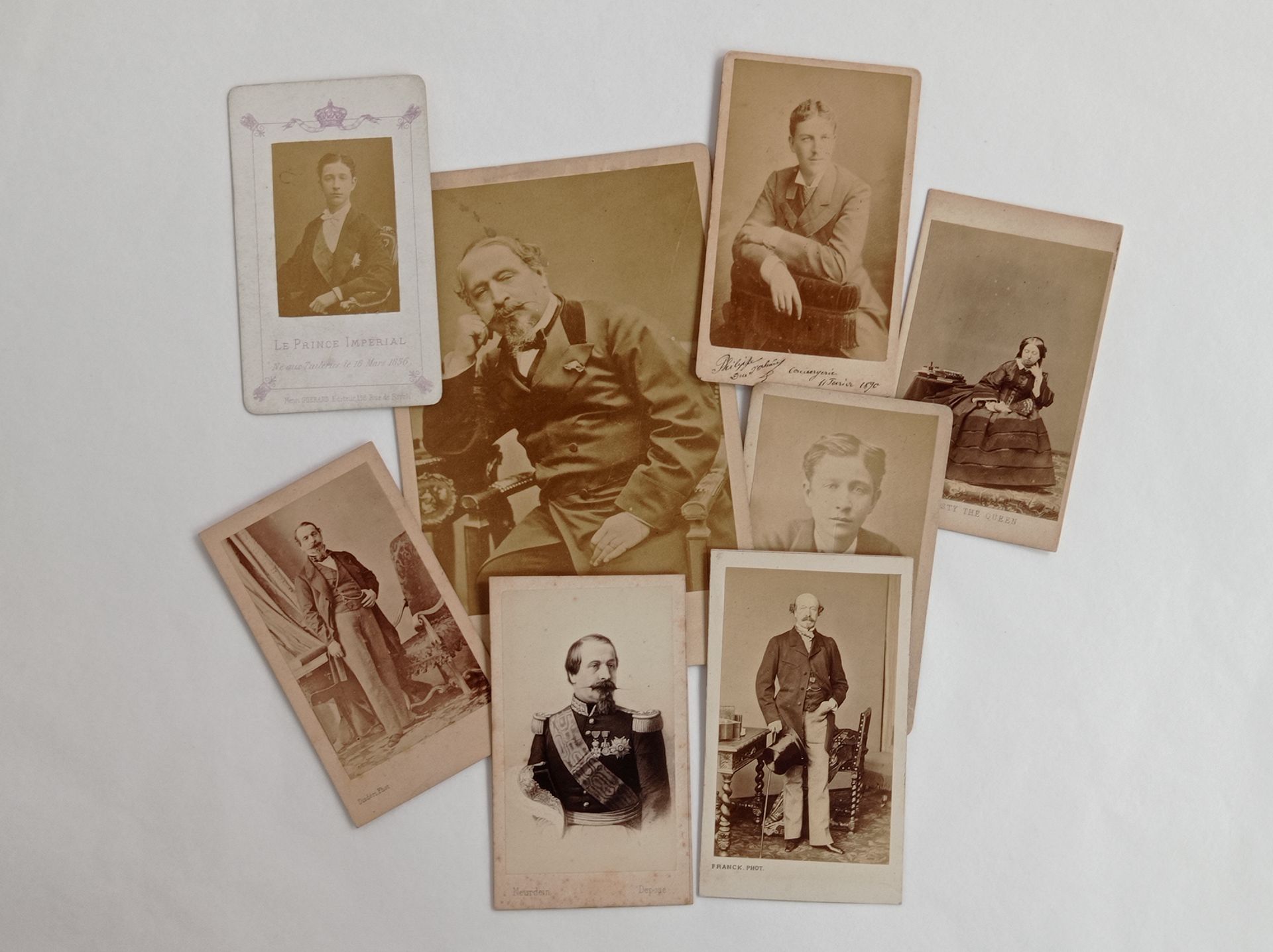 PHOTOGRAPHIES SECOND EMPIRE. 一套不错的8张时期照片，黑白的：拿破仑三世（3张），帝国亲王（3张），莫尼公爵（1张），维多利亚女王（&hellip;