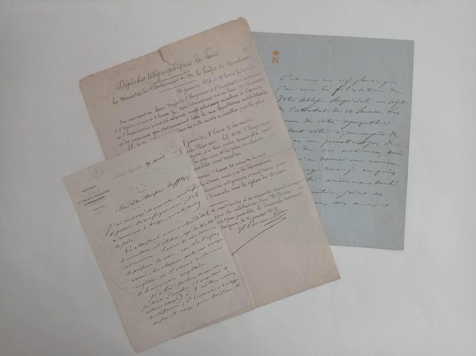 NAPOLEON III (1808-1873). 签署给 "你的兄弟拿破仑 "的亲笔信。巴黎，杜伊勒里宫。1858年2月10日。1页半，4页。他的头顶上有他的&hellip;