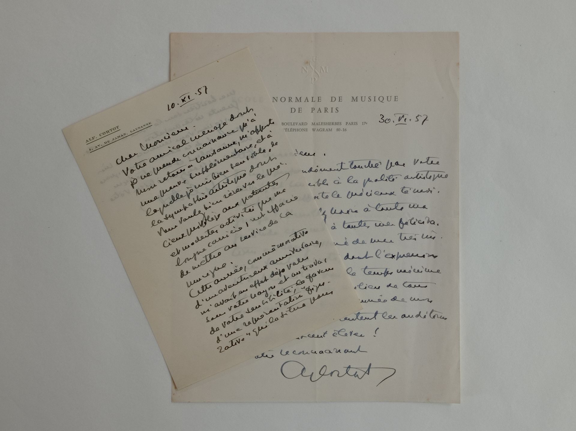 CORTOT Alfred (1877-1962). 2封署名为Claude Rémusat的亲笔信，洛桑[19]57年6月30日和巴黎[19]57年11月10&hellip;
