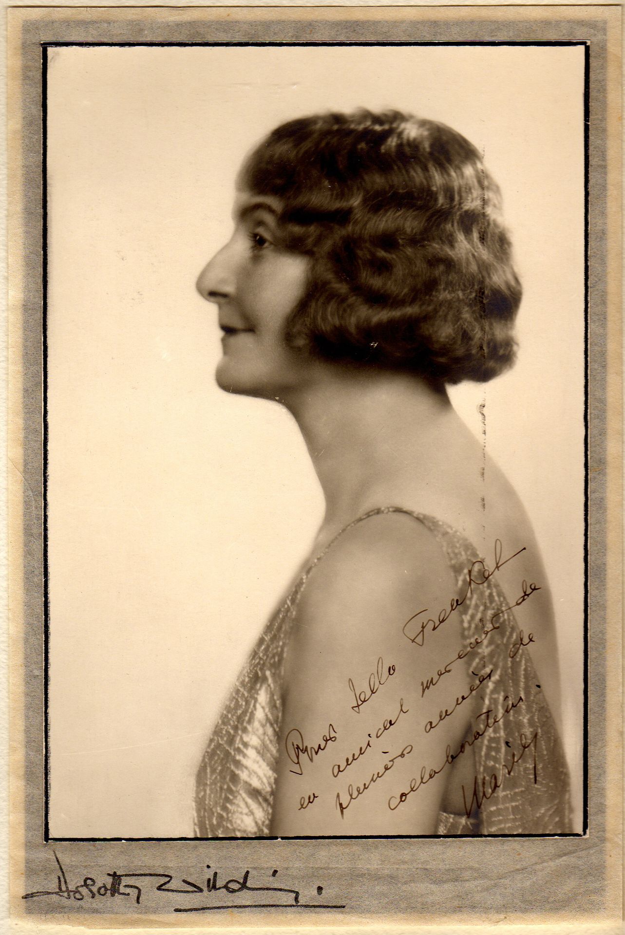 BONAPARTE Marie, princesse de Grèce (1882-1962). 美丽的亲笔签名的摄影肖像，黑色和白色。28,3 x 44厘米。&hellip;