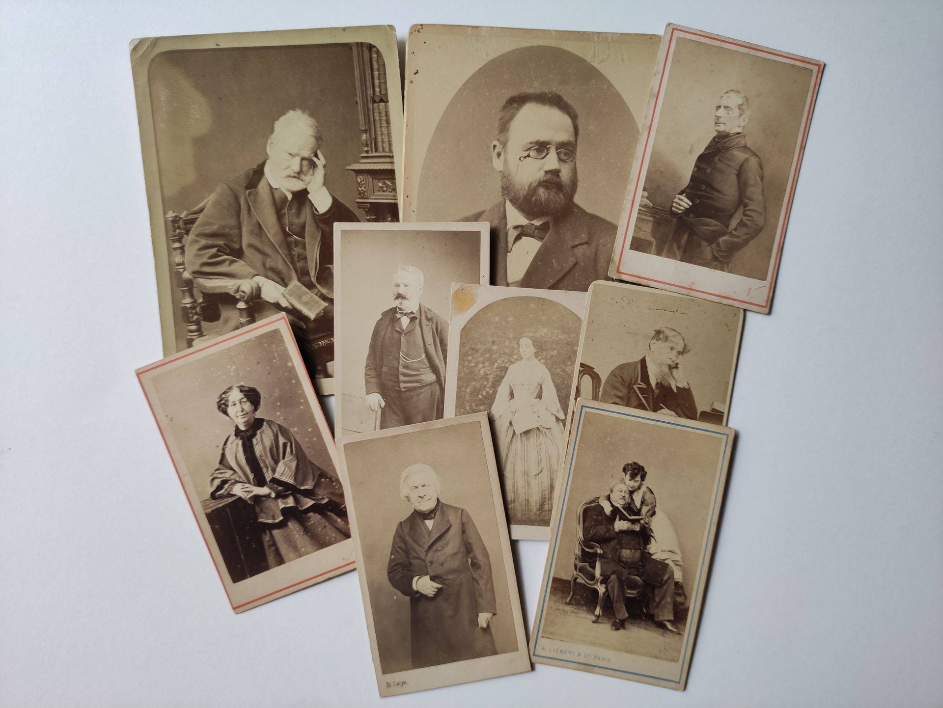 PHOTOGRAPHIES du XIXe siècle. 作家肖像：一套不错的9张黑白时期照片：查尔斯-狄更斯（1张），大仲马（1张），维克多-雨果（2张），&hellip;