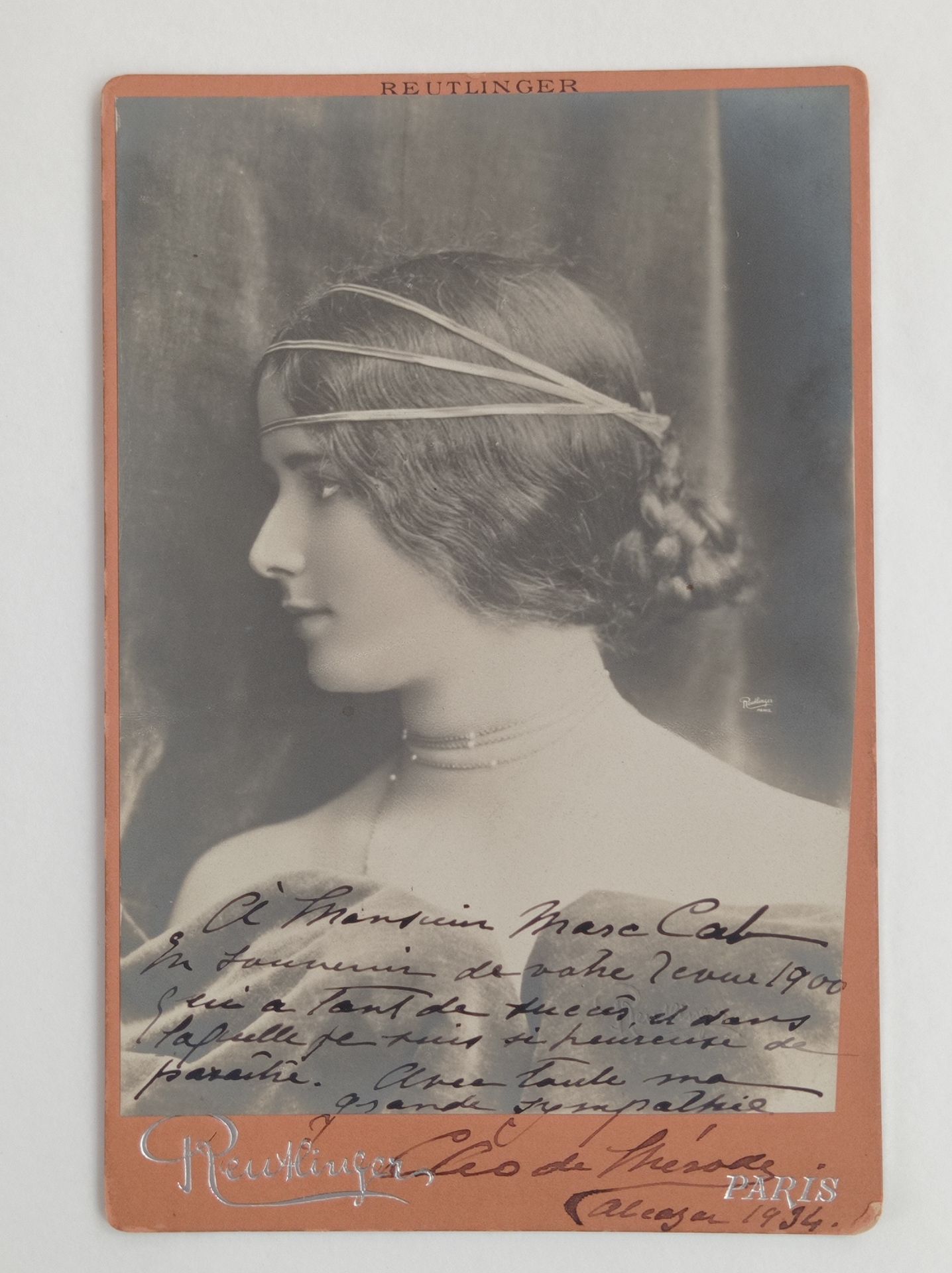 MÉRODE Cléo de (1875-1966). 非常漂亮的签名和专用照片，是她的侧面照。献给阿尔卡萨先生1934年。10 x 15厘米，黑白两色。"致马&hellip;