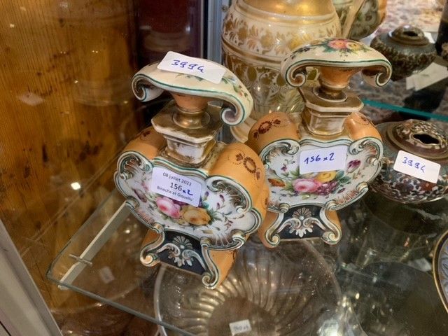 Null Paire de flacons
En porcelaine, de forme chantournée, à décor floral
Paris,&hellip;