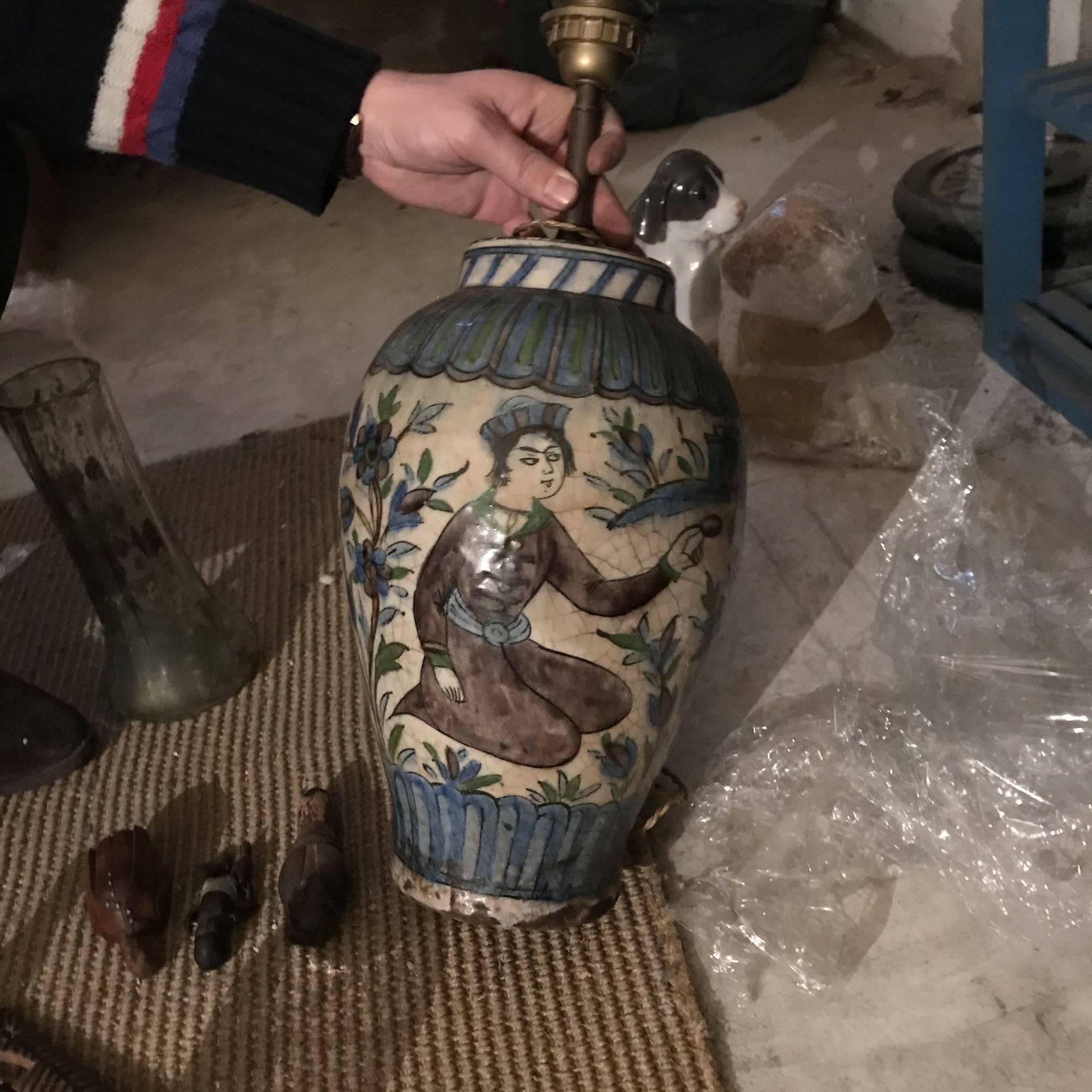 Null Qajar-Vase, Iran
Keramik mit polychromem Dekor von Figuren und Vögeln in ei&hellip;