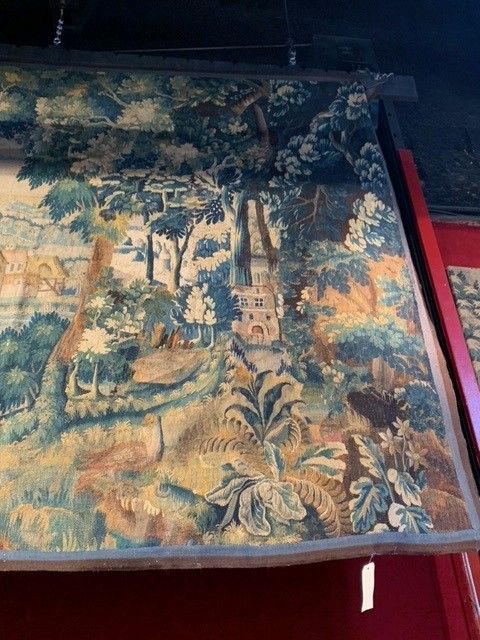 Null 奥布松挂毯碎片
Au Bord de la rivière
200 x 250 cm
17世纪晚期
浓密的绿叶衬托着庄园或农场
用羊毛和丝绸织成，这是&hellip;