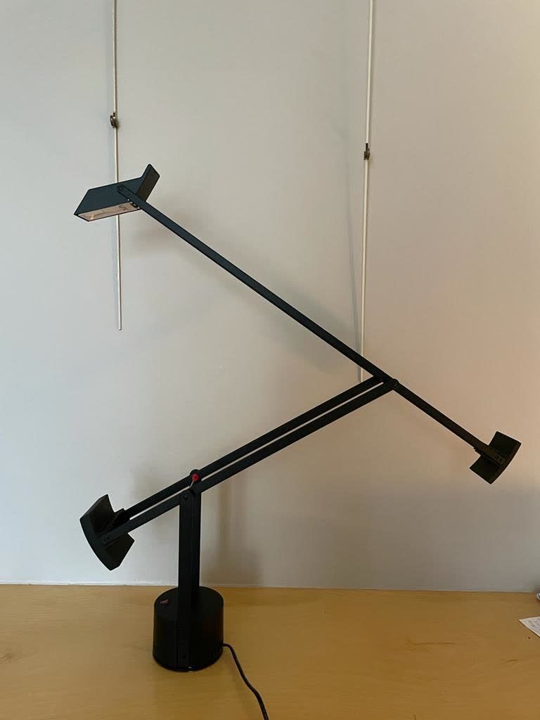 Richard SAPPER (1932-2016) Desk lamp model "Tizio"
In black lacquered aluminum
W&hellip;